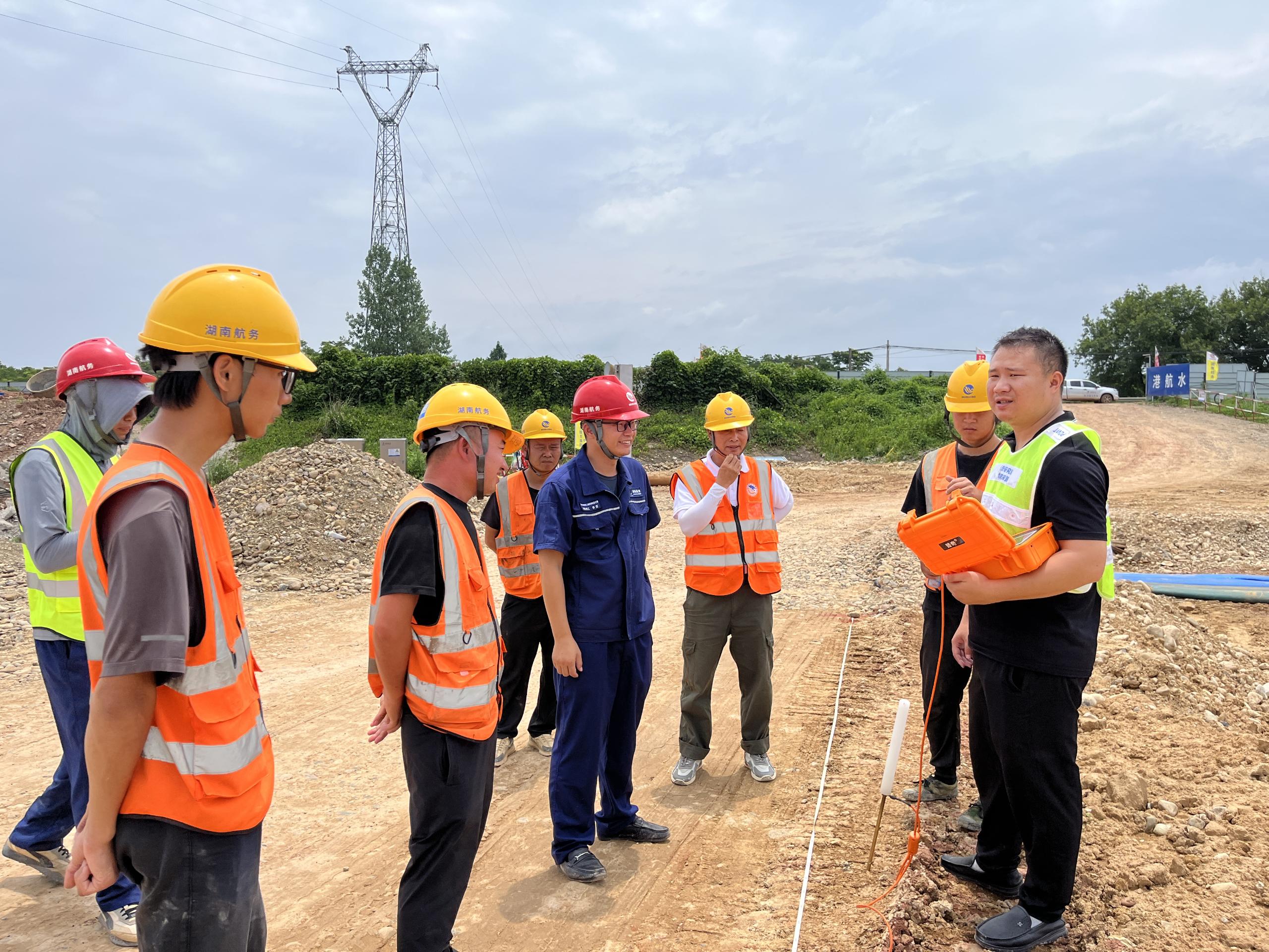 PQWT-G50堤坝管涌检测仪围堰堵漏测线L1现场勘探的照片